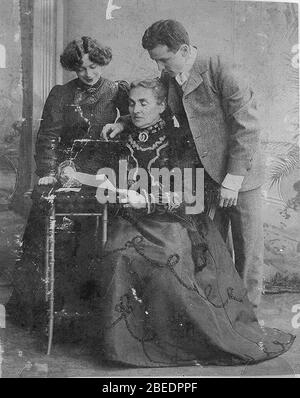 Harry Houdini, der zusammen mit seiner Frau Beatrice und Mutter Cecilia Steiner Weiss, full-length Portrait Stockfoto
