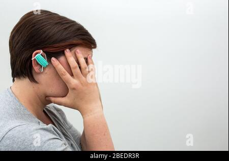 Schützen Sie sich vor gefälschten Nachrichten. Frau mit Gesichtsmaske auf dem Ohr, illustrieren die Vermeidung der falschen Informationen. Stockfoto