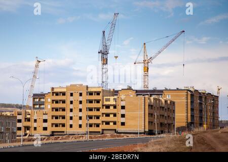 Bau eines modernen Wohngebietes am Stadtrand Stockfoto