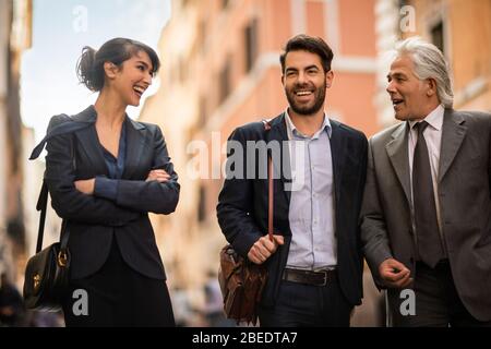 Geschäftskollegen, die eine Straße entlang laufen Stockfoto