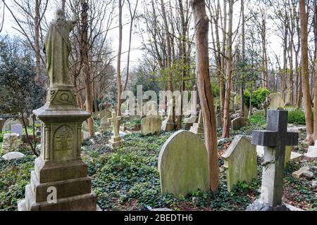 Blick durch den Highgate Cemetery (East) vom nahe gelegenen Park, North London, Großbritannien Stockfoto