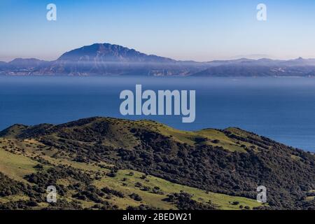 Straße von Gibraltar und afrikanischen Bergen von andalusischen grünen Hügeln gesehen Stockfoto