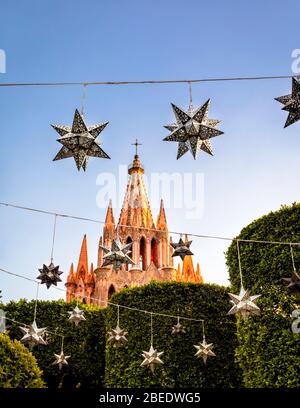 Die Parroquia de San Miguel Arcangel in San Miguel de Allende, Mexiko, mit den Metallstars, für die die Stadt berühmt ist. Stockfoto