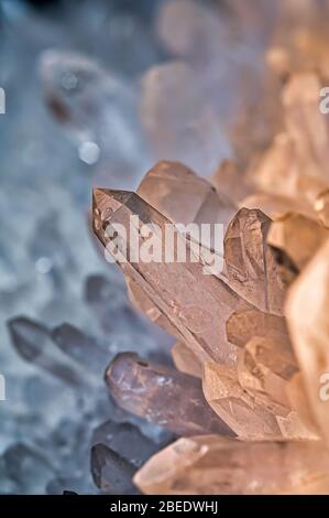 Druse von Hyaline Quarz durch das Licht beleuchtet schaffen Farbeffekte Stockfoto