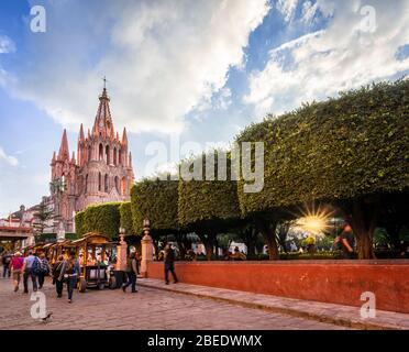 Plaza und Parroquia de San Miguel Arcangel in San Miguel de Allende, Mexiko, an einem typischen Nachmittag. Stockfoto