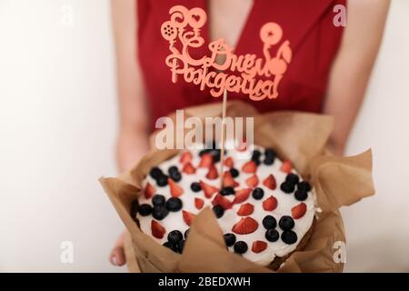 Kuchen aus Beeren mit der Inschrift in Russisch Alles Gute zum Geburtstag. Stockfoto