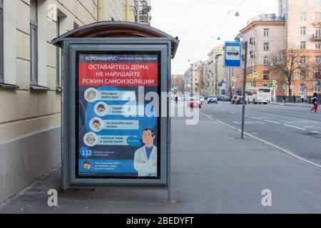 St. Petersburg, Russland - 8. April 2020: Plakat mit dem Titel "Coronavirus, was jeder wissen muss" auf Russisch an einer Bushaltestelle. Stockfoto