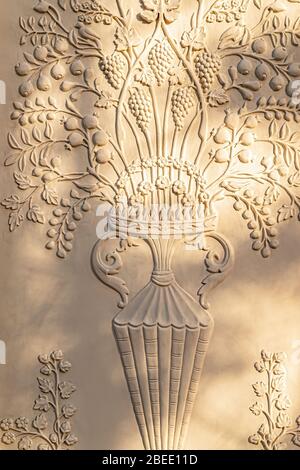 Elemente der architektonischen Gestaltung von Gebäuden, Stuck, Stuckverzierungen und Muster, Wandstruktur. Auf den Straßen Moskaus, an öffentlichen Plätzen. Stockfoto