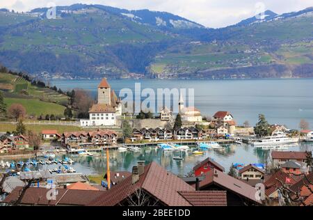 Spiez Hafen, Spiez Schloss und Thunersee. Die Stadt liegt am Südufer des Thunersees. Schweiz, Europa. Stockfoto