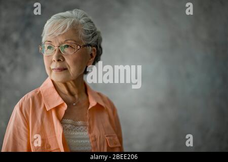 Porträt einer nachdenklichen älteren Frau Stockfoto