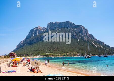 Tavolara, Sardinien / Italien - 2019/07/18: Panoramablick auf den Strand Spiaggia Spalmatore di Terra von Isola Tavolara auf dem Tyrrhenischen Meer vor Stockfoto