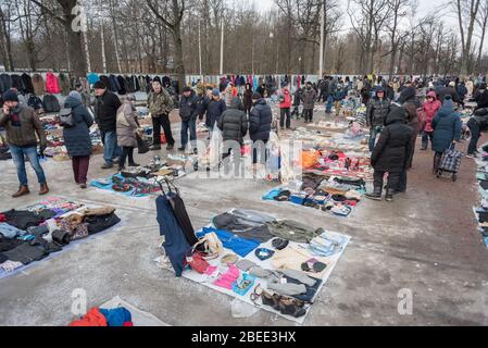 Sankt Petersburg, Russland - 15. Februar 2020: Der Flohmarkt in Udelnaya. Stockfoto