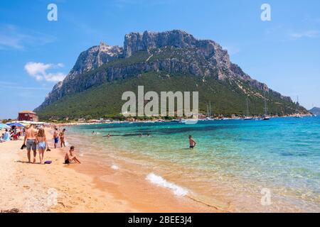 Tavolara, Sardinien / Italien - 2019/07/18: Panoramablick auf den Strand Spiaggia Spalmatore di Terra auf der Insel Isola Tavolara am Tyrrhenischen Meer Stockfoto