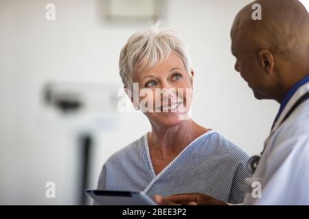 Ältere Frau hört ihrem Arzt bei einer Untersuchung zu Stockfoto