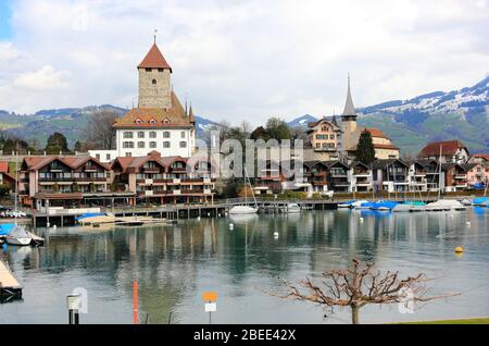 Spiez Hafen, Spiez Schloss und Thunersee. Die Stadt liegt am Südufer des Thunersees. Schweiz, Europa. Stockfoto