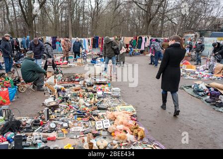 Sankt Petersburg, Russland - 15. Februar 2020: Der Flohmarkt in Udelnaya. Stockfoto