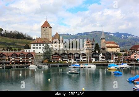 Spiez Hafen, Spiez Schloss und Thunersee. Die Stadt liegt am Südufer des Thunersees. Schweiz, Europa. Stockfoto