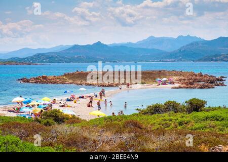 Tavolara, Sardinien / Italien - 2019/07/18: Panoramablick auf den Strand Spiaggia Spalmatore di Terra auf der Insel Isola Tavolara am Tyrrhenischen Meer Stockfoto