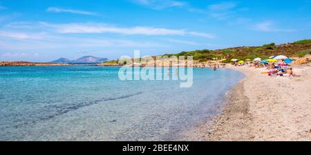 Tavolara, Sardinien / Italien - 2019/07/18: Panoramablick auf den Strand Spiaggia Spalmatore di Terra auf der Insel Isola Tavolara am Tyrrhenischen Meer Stockfoto