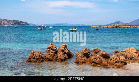 Tavolara, Sardinien / Italien - 2019/07/18: Yachten und Boote in der malerischen Tyrrhenischen Meer Häfen vor Isola Tavolara Insel vor der Küste Sardiniens Stockfoto