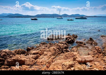 Tavolara, Sardinien / Italien - 2019/07/18: Yachten und Boote in der malerischen Tyrrhenischen Meer Häfen vor Isola Tavolara Insel vor der Küste Sardiniens Stockfoto