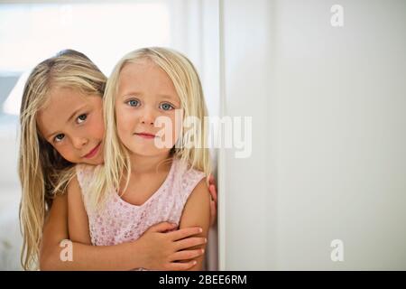 Porträt von zwei jungen Schwestern Stockfoto