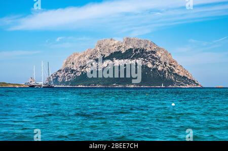 Tavolara, Sardinien / Italien - 2019/07/18: Panoramablick auf Klippen und Hänge des Hauptkalkmassiv, Monte Cannone Gipfel, der Insel Isola Tavolara auf Stockfoto