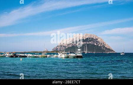 Tavolara, Sardinien / Italien - 2019/07/18: Panoramablick auf Klippen und Hänge des Hauptkalkmassiv, Monte Cannone Gipfel, der Insel Isola Tavolara auf Stockfoto