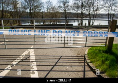 Cumbernauld, Großbritannien. April 2019. Im Bild: Touristische Schönheits-Hotspots rund um das malerische Loch Venachar in der Nähe der Stadt Callander, liegt leer, da die Parkplätze während der Coronavirus (COVID-19)-Lockdown an einem hellen und heißen Ostermontag der Frühlingsfeiertage mit Straßensperren geschlossen sind. Aufgrund der britischen und schottischen Absperrung des Coronavirus (COVID-19) hat die Polizei die Sperrung durchgesetzt und die Menschen haben die Warnung ernst genommen, da alle Touristen- und Schönheits-Hotspots mit Straßensperren abgesperrt wurden. Quelle: Colin Fisher/Alamy Live News Stockfoto