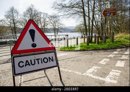 Cumbernauld, Großbritannien. April 2019. Im Bild: Touristische Schönheits-Hotspots rund um das malerische Loch Venachar in der Nähe der Stadt Callander, liegt leer, da die Parkplätze während der Coronavirus (COVID-19)-Lockdown an einem hellen und heißen Ostermontag der Frühlingsfeiertage mit Straßensperren geschlossen sind. Aufgrund der britischen und schottischen Absperrung des Coronavirus (COVID-19) hat die Polizei die Sperrung durchgesetzt und die Menschen haben die Warnung ernst genommen, da alle Touristen- und Schönheits-Hotspots mit Straßensperren abgesperrt wurden. Quelle: Colin Fisher/Alamy Live News Stockfoto