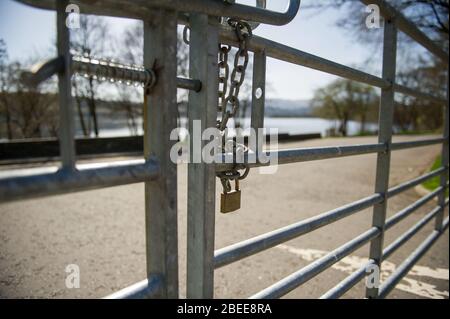 Cumbernauld, Großbritannien. April 2019. Im Bild: Touristische Schönheits-Hotspots rund um das malerische Loch Venachar in der Nähe der Stadt Callander, liegt leer, da die Parkplätze während der Coronavirus (COVID-19)-Lockdown an einem hellen und heißen Ostermontag der Frühlingsfeiertage mit Straßensperren geschlossen sind. Aufgrund der britischen und schottischen Absperrung des Coronavirus (COVID-19) hat die Polizei die Sperrung durchgesetzt und die Menschen haben die Warnung ernst genommen, da alle Touristen- und Schönheits-Hotspots mit Straßensperren abgesperrt wurden. Quelle: Colin Fisher/Alamy Live News Stockfoto