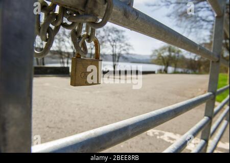 Cumbernauld, Großbritannien. April 2019. Im Bild: Touristische Schönheits-Hotspots rund um das malerische Loch Venachar in der Nähe der Stadt Callander, liegt leer, da die Parkplätze während der Coronavirus (COVID-19)-Lockdown an einem hellen und heißen Ostermontag der Frühlingsfeiertage mit Straßensperren geschlossen sind. Aufgrund der britischen und schottischen Absperrung des Coronavirus (COVID-19) hat die Polizei die Sperrung durchgesetzt und die Menschen haben die Warnung ernst genommen, da alle Touristen- und Schönheits-Hotspots mit Straßensperren abgesperrt wurden. Quelle: Colin Fisher/Alamy Live News Stockfoto