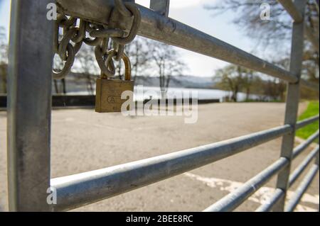 Cumbernauld, Großbritannien. April 2019. Im Bild: Touristische Schönheits-Hotspots rund um das malerische Loch Venachar in der Nähe der Stadt Callander, liegt leer, da die Parkplätze während der Coronavirus (COVID-19)-Lockdown an einem hellen und heißen Ostermontag der Frühlingsfeiertage mit Straßensperren geschlossen sind. Aufgrund der britischen und schottischen Absperrung des Coronavirus (COVID-19) hat die Polizei die Sperrung durchgesetzt und die Menschen haben die Warnung ernst genommen, da alle Touristen- und Schönheits-Hotspots mit Straßensperren abgesperrt wurden. Quelle: Colin Fisher/Alamy Live News Stockfoto