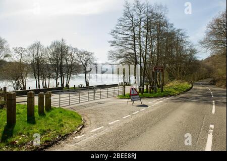 Cumbernauld, Großbritannien. April 2019. Im Bild: Touristische Schönheits-Hotspots rund um das malerische Loch Venachar in der Nähe der Stadt Callander, liegt leer, da die Parkplätze während der Coronavirus (COVID-19)-Lockdown an einem hellen und heißen Ostermontag der Frühlingsfeiertage mit Straßensperren geschlossen sind. Aufgrund der britischen und schottischen Absperrung des Coronavirus (COVID-19) hat die Polizei die Sperrung durchgesetzt und die Menschen haben die Warnung ernst genommen, da alle Touristen- und Schönheits-Hotspots mit Straßensperren abgesperrt wurden. Quelle: Colin Fisher/Alamy Live News Stockfoto