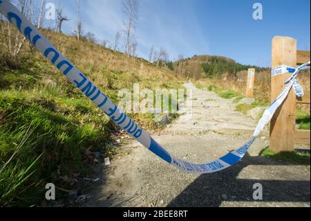 Cumbernauld, Großbritannien. April 2019. Im Bild: Wanderweg, der vom Parkplatz zum Ben A'an Berg führt. Normalerweise ein touristischer Hotspot mit Hunderten von Wanderern, heute nicht ein Wanderer auf dem Gipfel während eines hellen und heißen sonnigen Frühlingsfeiertag Ostermontag gefunden. Aufgrund der britischen und schottischen Absperrung des Coronavirus (COVID-19) hat die Polizei die Sperrung durchgesetzt und die Menschen haben die Warnung ernst genommen, da alle Touristen- und Schönheits-Hotspots mit Straßensperren abgesperrt wurden. Quelle: Colin Fisher/Alamy Live News Stockfoto