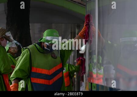 Bangkok, Thailand. April 2020. Reinigungspersonal vom Ratchathewi District Office, Bangkok Victory Monument Saubere Bushaltestelle, um die Ausbreitung des Coronavirus (COVID-19) zu verhindern. (Foto: Teera Noisakran/Pacific Press) Quelle: Pacific Press Agency/Alamy Live News Stockfoto