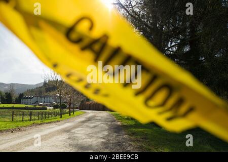 Cumbernauld, Großbritannien. April 2019. Bild: Loch Achray Hotel der Lochs and Glens Company liegt jetzt während der Coronavirus (COVID-19) Lockdown an einem hellen und heißen sonnigen Frühlingsfeiertag leer. Aufgrund der britischen und schottischen Absperrung des Coronavirus (COVID-19) hat die Polizei die Sperrung durchgesetzt und die Menschen haben die Warnung ernst genommen, da alle Touristen- und Schönheits-Hotspots mit Straßensperren abgesperrt wurden. Quelle: Colin Fisher/Alamy Live News Stockfoto