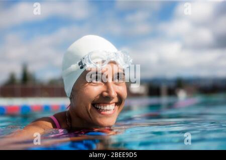Porträt einer glücklichen mittleren erwachsenen Frau in einem Schwimmbad Stockfoto