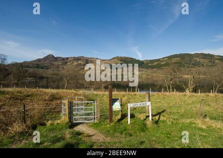 Cumbernauld, Großbritannien. April 2019. Im Bild: (Oben links) Ben A'an Berg. Normalerweise ein touristischer Hotspot mit Hunderten von Wanderern, heute nicht ein Wanderer auf dem Gipfel während eines hellen und heißen sonnigen Frühlingsfeiertag Ostermontag gefunden. (Hauptbild) Loch Achray und Campingplatz, der leer ist. Aufgrund der britischen und schottischen Absperrung des Coronavirus (COVID-19) hat die Polizei die Sperrung durchgesetzt und die Menschen haben die Warnung ernst genommen, da alle Touristen- und Schönheits-Hotspots mit Straßensperren abgesperrt wurden. Quelle: Colin Fisher/Alamy Live News Stockfoto