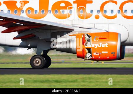 Amsterdam / Niederlande - 13. August 2014: EasyJet Airbus A319 G-EZFO Passagierflugzeug Ankunft und Landung am Flughafen Amsterdam Schipol Stockfoto