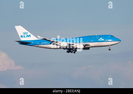 Amsterdam / Niederlande - 13. August 2014: KLM Royal Dutch Airlines Boeing 747-400 JumboJet PH-BFU Passagierflugzeug Ankunft und Landung in Amsterdam SC Stockfoto