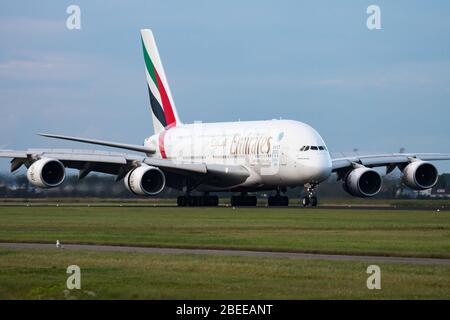 Amsterdam / Niederlande - 13. August 2014: Emirates Airlines Airbus A380 A6-EDT Passagierflugzeug Ankunft und Landung am Flughafen Amsterdam Schipol Stockfoto