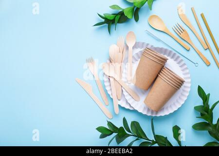 Pappbecher, Geschirr und Holzbesteck. Freier Speicherplatz Stockfoto