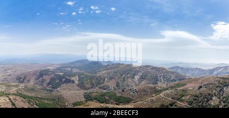 Herrliche Aussicht auf die Berglandschaft von der Wallfahrtskirche und Balkon in Peña de Francia, Salamanca. Spanien. Stockfoto