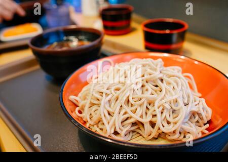 Japanisches Weizennudel mit traditioneller Kaltsauce im japanischen Restaurant Stockfoto