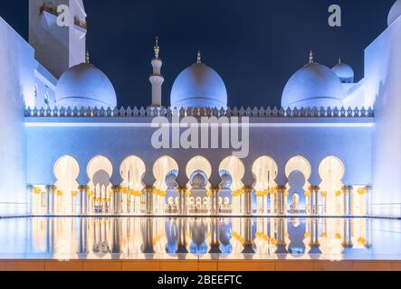 ABU DHABI, VAE - NOVEMBER 17: Scheich Zayed große Moschee Abendansicht am 17. November 2019 in Abu Dhabi, Vereinigte Arabische Emirate. Der berühmte Scheich Zayed Stockfoto