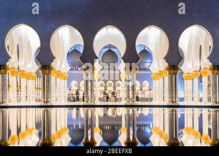 ABU DHABI, VAE - NOVEMBER 17: Scheich Zayed große Moschee in Abu Dhabi am 17. November 2019, VAE. Die große Moschee in Abu Dhabi ist die größte Moschee in der Stockfoto
