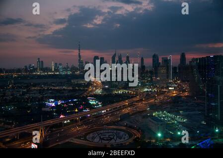 DUBAI - NOVEMBER 15: Downtown Dubai bei violettem spektakulären Sonnenuntergang. Burj Khalifa, das höchste Gebäude der Welt. Unglaublich schöne moderne Dachskrape Stockfoto