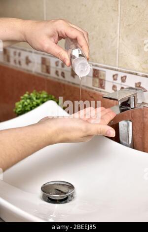 Alkohol Gel Sanitazer flüssige Reinigungshände zur Vorbeugung gegen Corona-Virus Kovid 19 Stockfoto