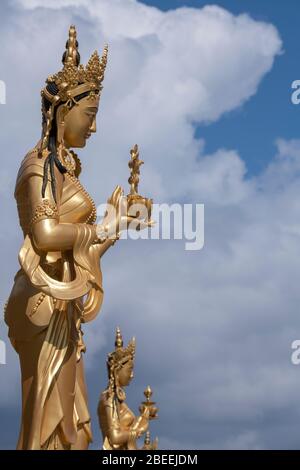 Bhutan, Thimphu. Kuensel Phodrang aka Buddha Point, Heimat der größten Buddha-Statue des Landes. Goldene Bodhisattva Statuen. Stockfoto